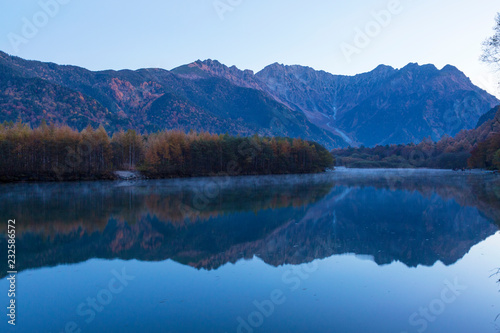 長野県 大正池に映る紅葉の北アルプス