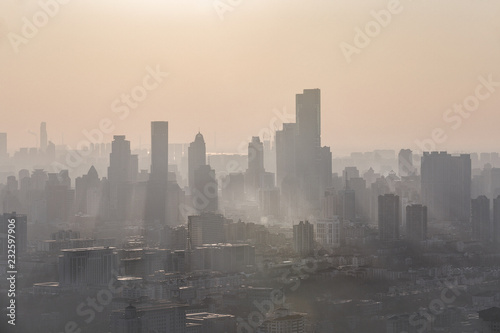 Plakat Nankin, Chiny. Poważne zanieczyszczenie powietrza, zamglenie i słaba widoczność sprawiają, że wysokie budynki w mieście są trudne do wyraźnego dostrzeżenia