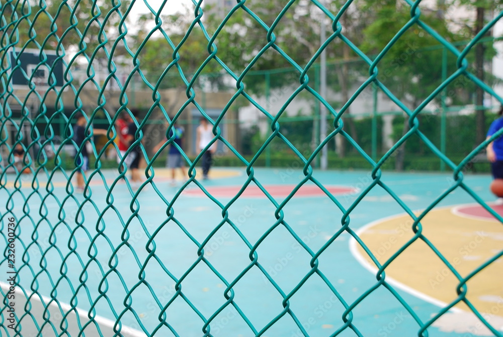 Fototapeta premium Zewnętrzna barierka na boisko do koszykówki.