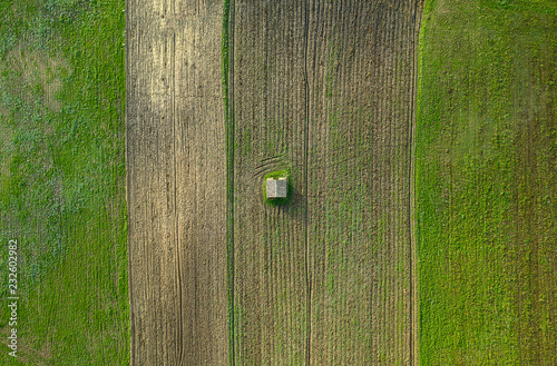 piccola casa isolata in tun terreno agricolo photo