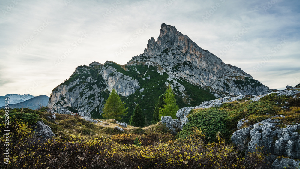 Blick auf den Hexenstein (Sass de Stria) vom Falzarego Pass bei Sonnenuntergang