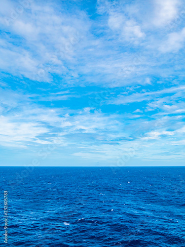 船旅 クルージング 水平線 © okimo