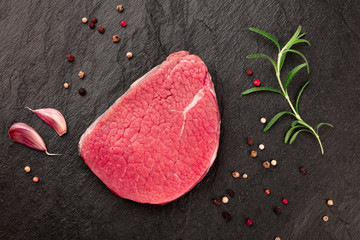 Fototapete Steakhouse Rohes Eye Round Steak mit Rosmarin  © laplateresca