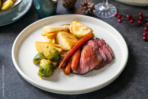 Foto Roast dinner with beef, carrots, brussel sprouts and gravy