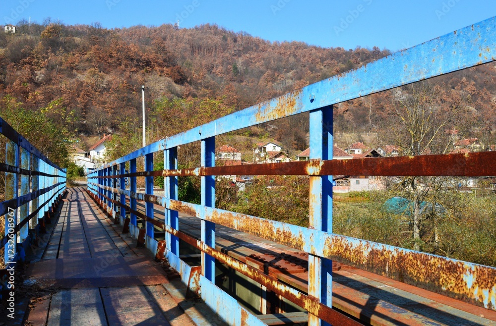 Fototapeta premium autumn landscape and old bridge 
