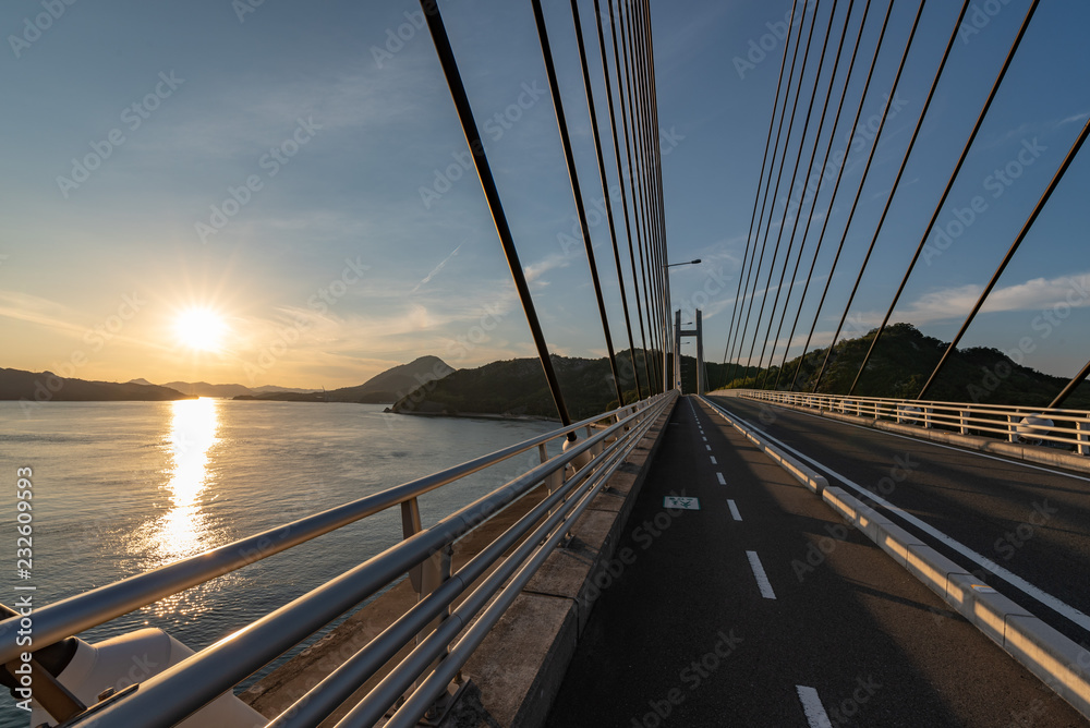 瀬戸内海の橋と夕日