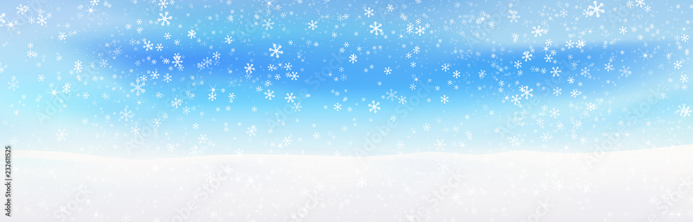 青い空に舞う粉雪、突然の吹雪でかすむ地平線の雪景色