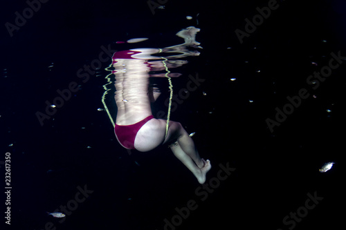 Foto beautiful legs woman underwater on teeter totter swing