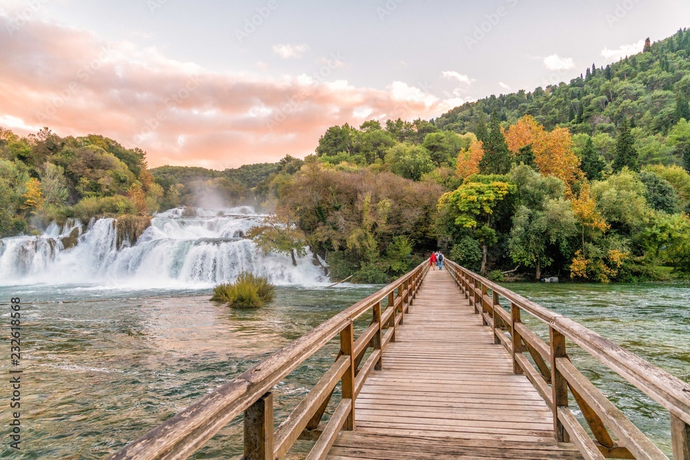 Pont bois chutes d'eau Skradinski parc naturel Krka Croatie 