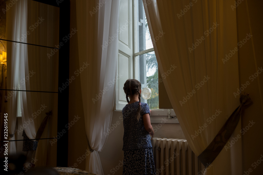 Mädchen am Fenster Mädchen am Fenster