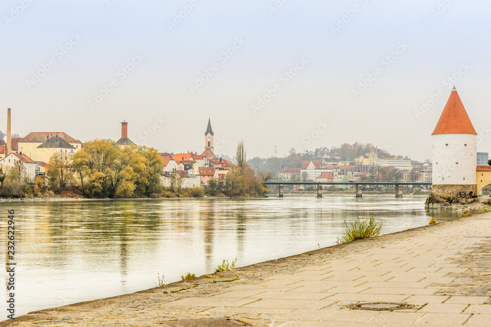 Europäische altstadt am Fluss Donau an einem trüben Tag mit Burgen und Brücke