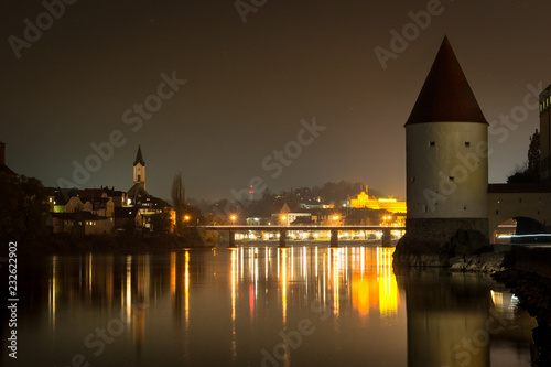 Europäische altstadt am Fluss Donau bei Nacht mit Burgen und Brücke viele Lichter