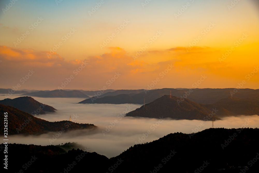 初秋に大芦高原から朝の雲海が美しい