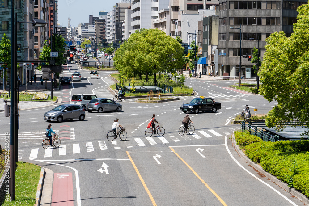 Naklejka premium 広島市の道路と自転車