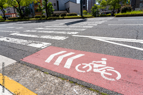 自転車の道路標識と横断歩道