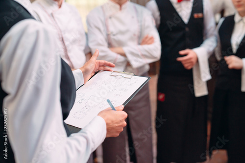 Εκτύπωση καμβά restaurant manager and his staff in kitchen