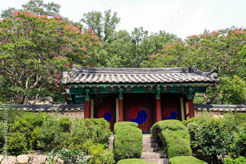 Jardin et Portail en bois avec yin et yang coréen dans le village de Yangdong