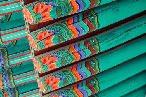 Toit traditionnel coréen en bois peint et coloré, bleu turquoise dans le village historique de Hahoe, Andong, Corée du sud