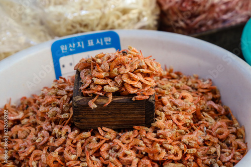 Crevettes roses marché en Corée photo