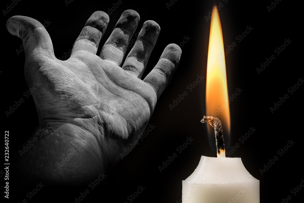 Kerze und Hand zum Thema Tod und Gedenken Stock-Foto | Adobe Stock