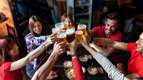 Schilderij op canvas group of people celebrating in a pub