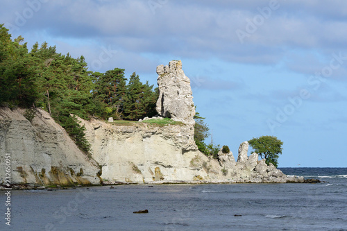 Lickershamn mit dem Raukarfelsen Jungfrau auf Gotland photo