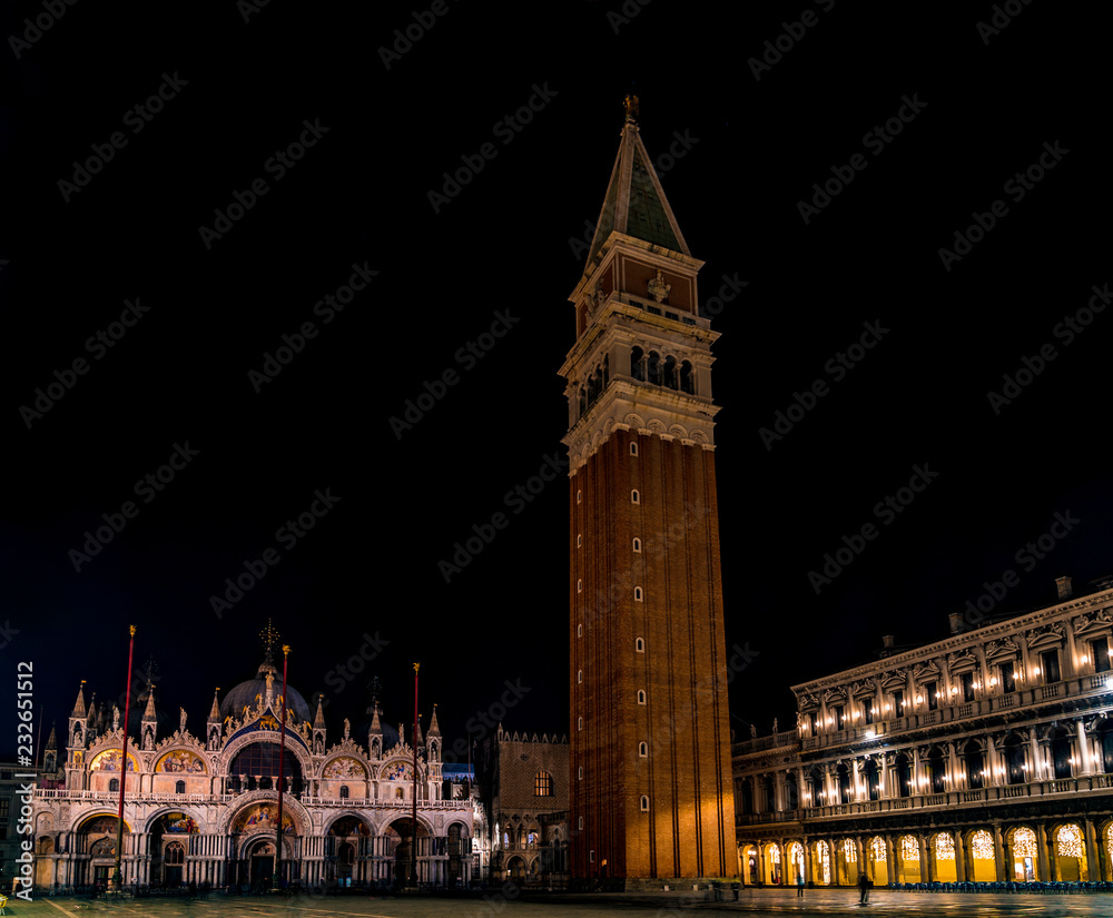 Place Saint-Marc de nuit avec sa basilique et son campanile