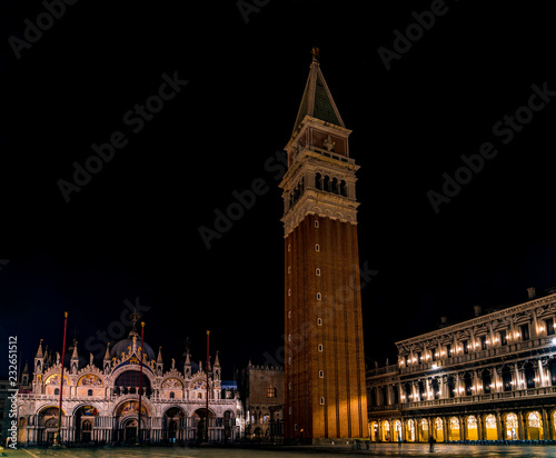 Place Saint-Marc de nuit avec sa basilique et son campanile © William