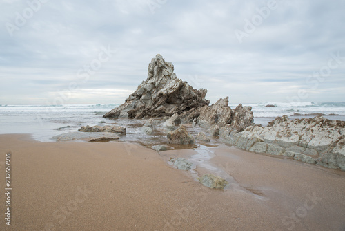 Roca triangular en la playa de Arrietara de Sopela en Bizkaia