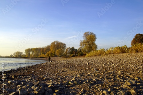 Niedrigwasser am Rhein bei wesel