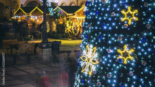 Fotografía CHRISTMAS TIME - Christmas market and Christmas tree before the town hall