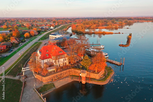 Hamburg Zollenspieker an der Elbe. Luftaufnahme Fähranleger, Fähre, Hotel