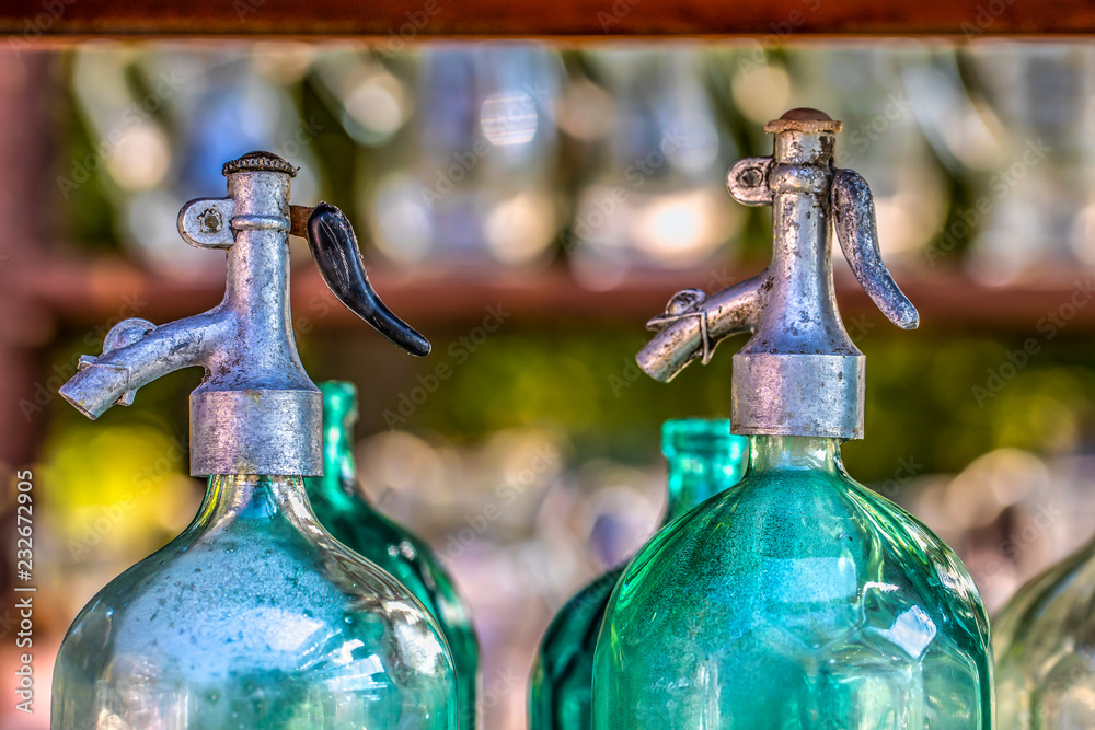 Vecchie bottiglie per il seltz in vetro colorato Stock Photo | Adobe Stock
