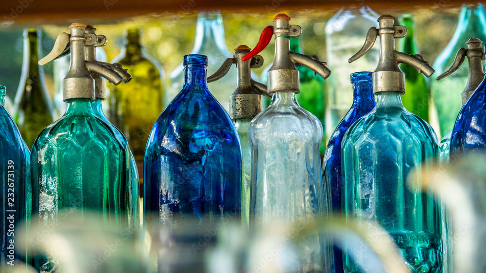 Vecchie bottiglie per il seltz in vetro colorato Stock Photo | Adobe Stock