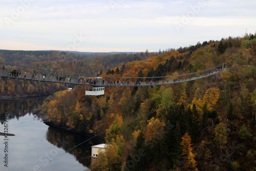 Eine Hängebrücke über einer Talsperre photo