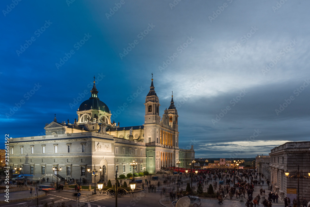 Naklejka premium Catedral de la Almudena en Madrid el 9 de Noviembre de 2018. Día y Noche.