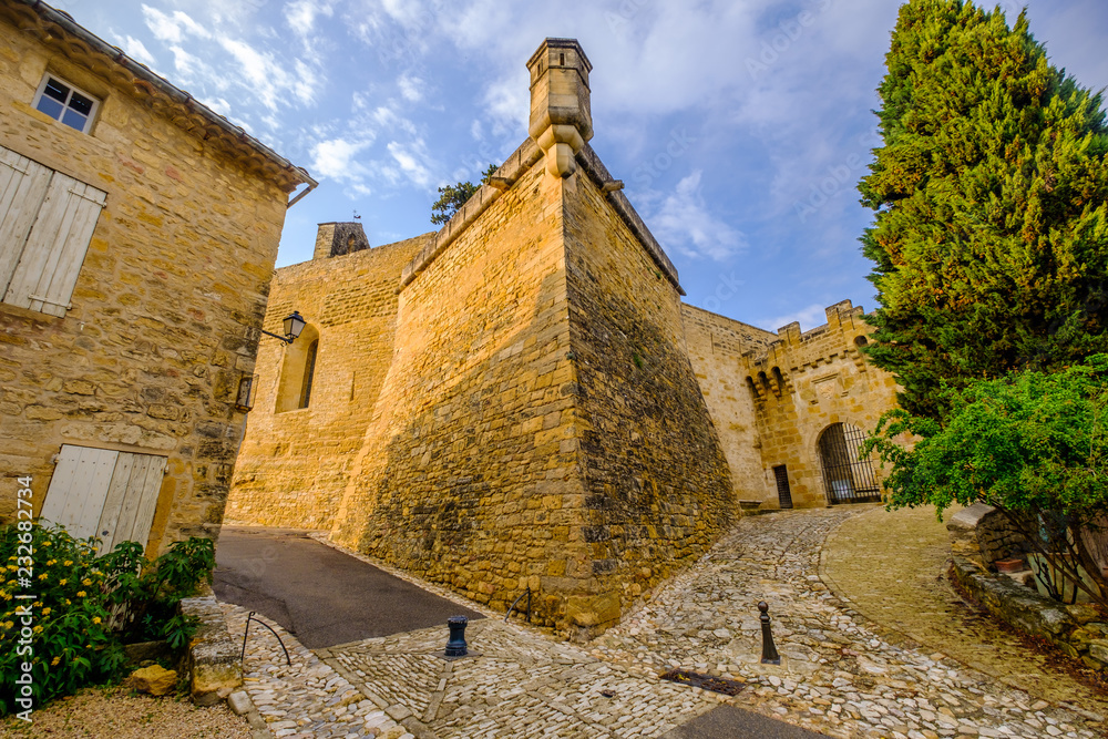 Château et église de village d