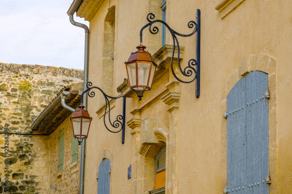 Façade  d’ancien maison avec des lanternes en Provence, France.