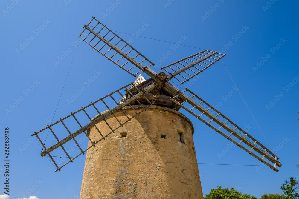 Ancien moulin à vent à Goult, village en Provence, Luberon, France.	Gros plan.
