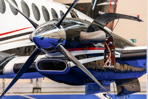 Propeller engine blades of small twin-turboprop aircraft
