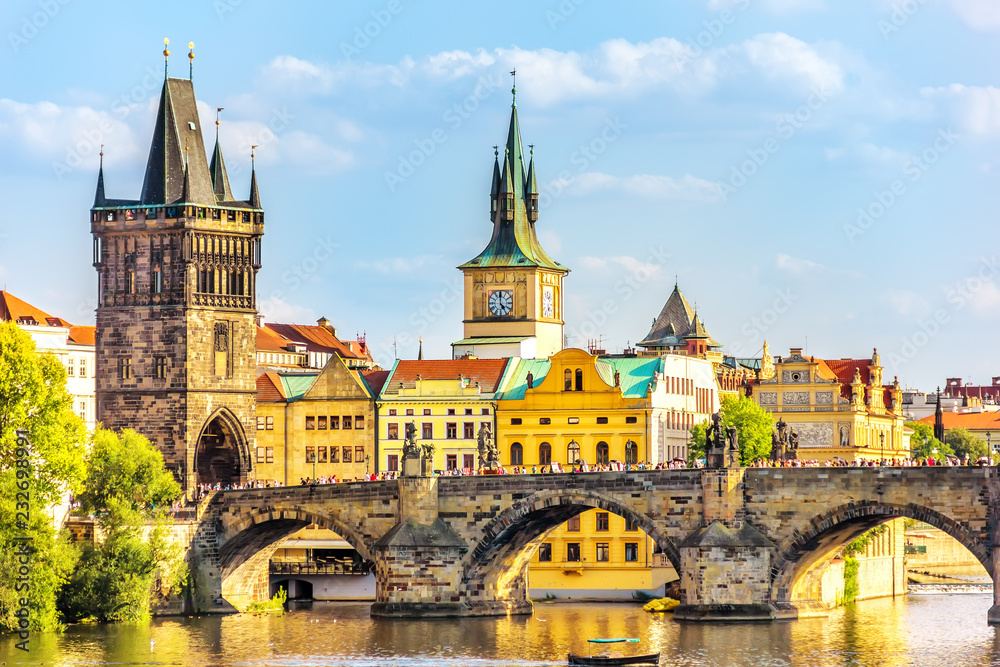 Charles Bridge, Old Town Bridge Tower and the Old Town Hall, Pra - obrazy, fototapety, plakaty 