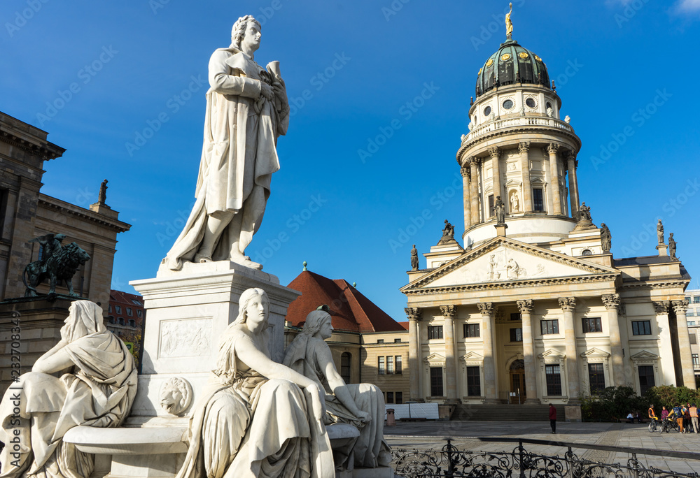 Obraz premium Berlin - Gendarmenmarkt / Schillerskulptur