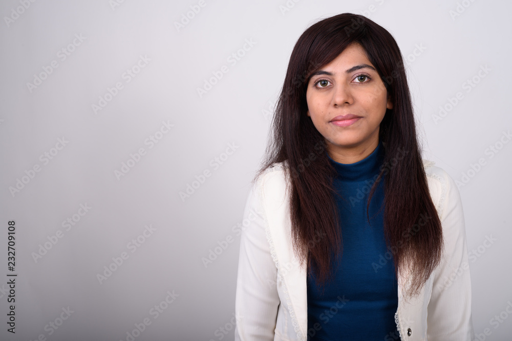 Obraz premium Portrait of young Persian businesswoman against gray background