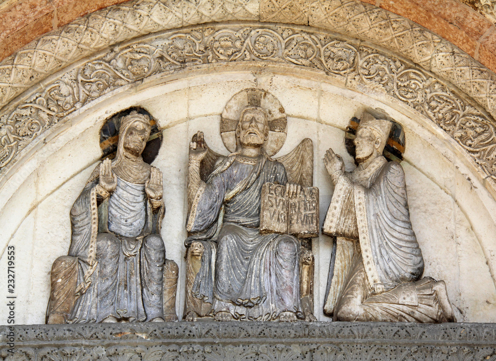 Lodi; arco del portale maggiore del Duomo, con Cristo in trono tra Maria e San Bassiano
