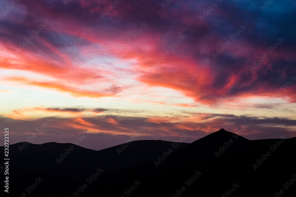 Atardecer colorido en la montaña Atardecer colorido en la montaña