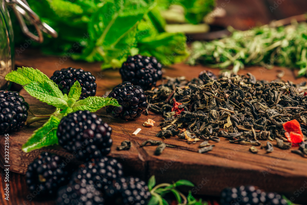 Fototapeta premium Green Tea with Blackberry, Mint and Thyme.