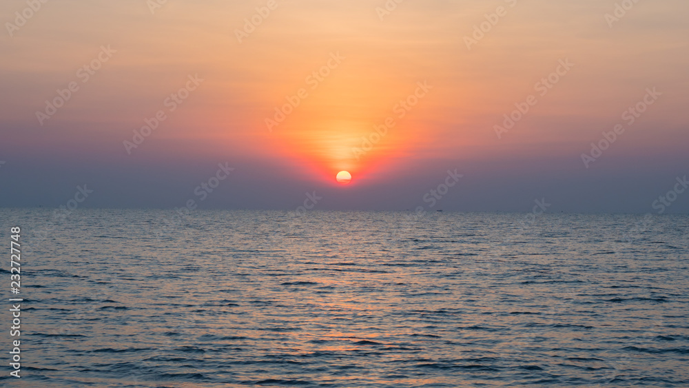 Beautiful sunrise in the morning at the sea. With beautiful views of the horizon. Beautiful sunrise in the morning at the sea. With beautiful views of the horizon.