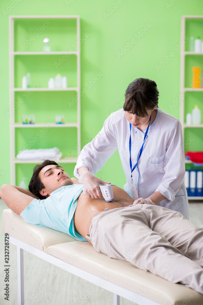 Obraz premium Young man visiting radiologyst for ultrasound procedure 