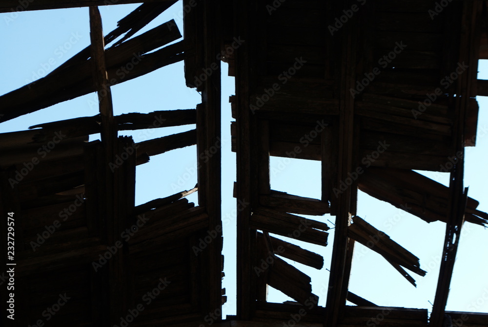 Obraz premium The roof ruin on a sunny day