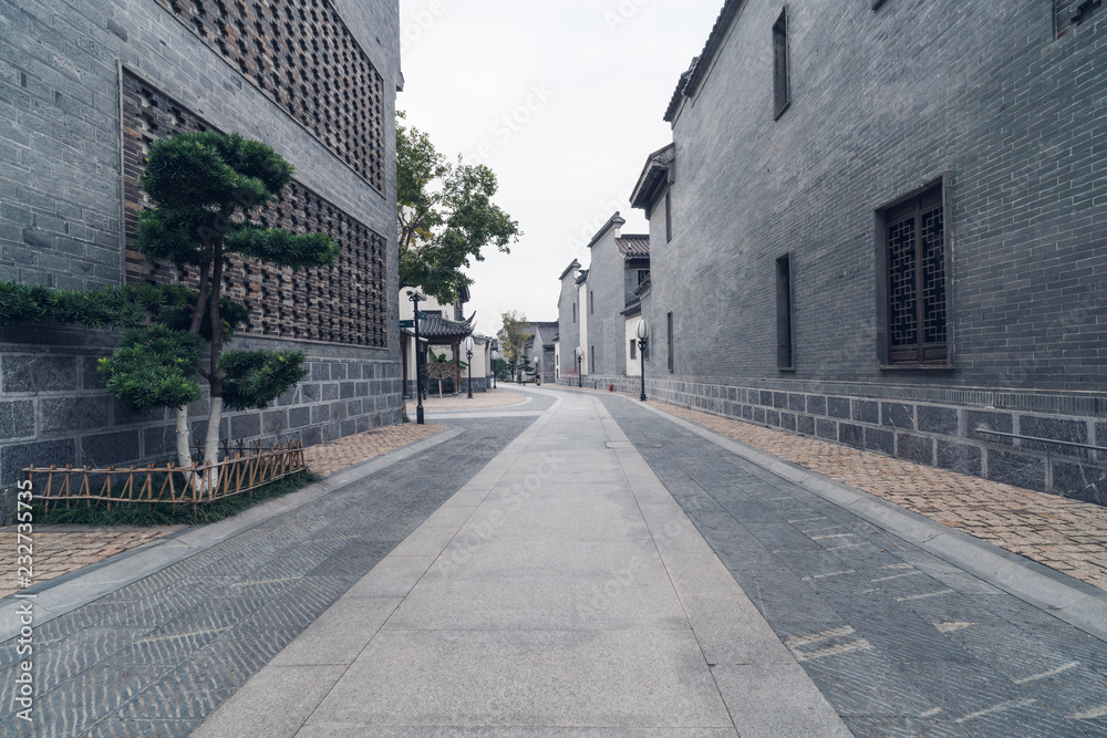 Obraz premium Empty road near vintage building in Nanjing